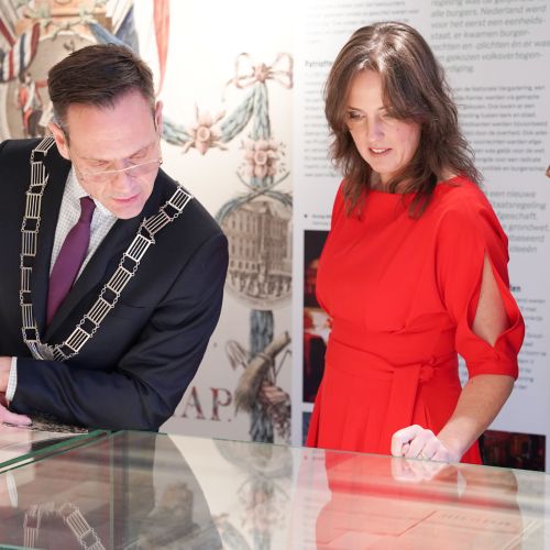 Burgemeester Potters met Roosmarijn Ubink op de opening van de stem van het volk