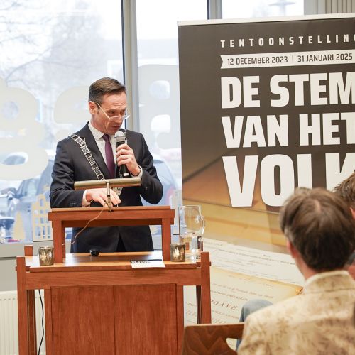 Burgemeester Potters tijdens de opening van de tentoonstelling de stem van het volk