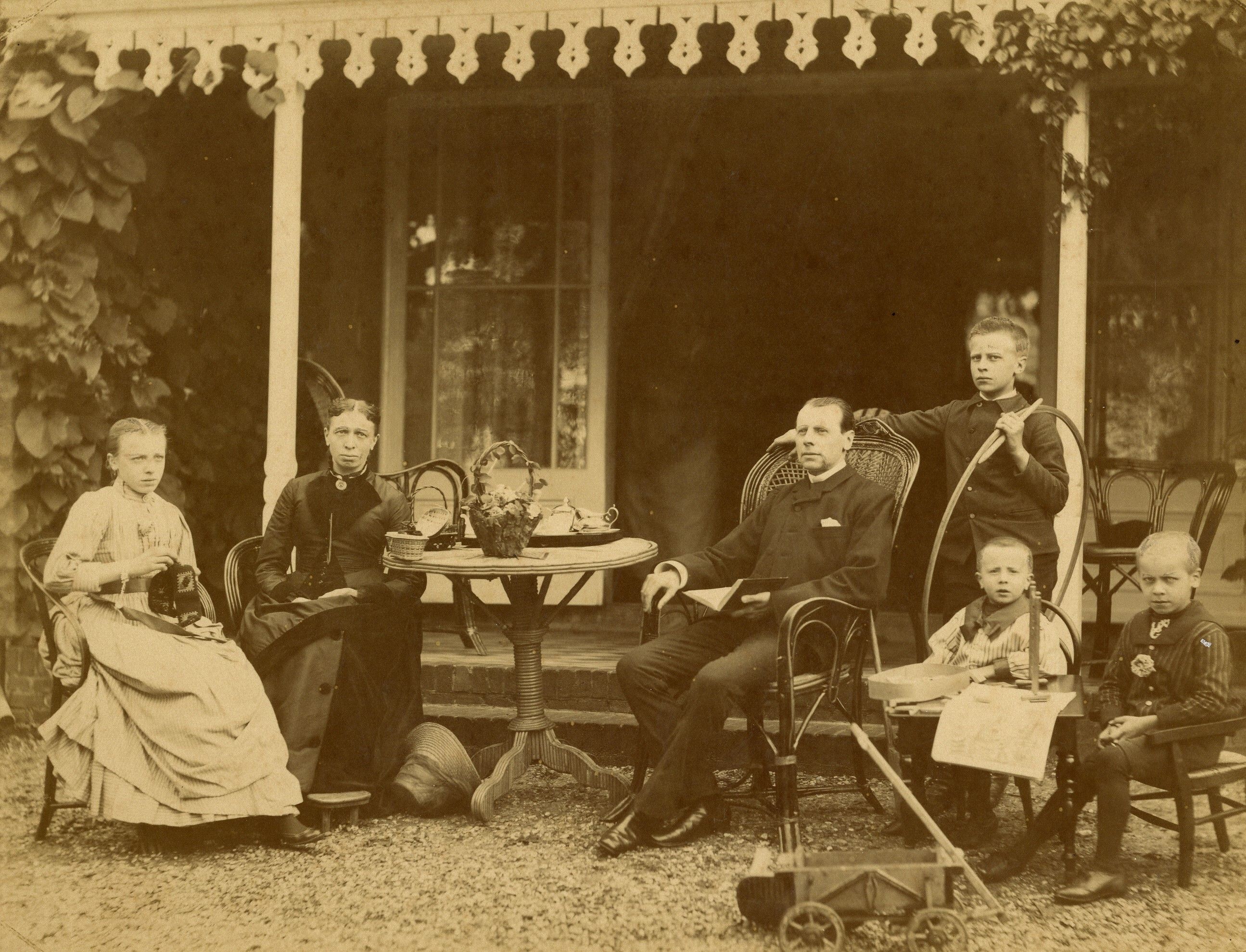 Portret gezin Lodewijk Schiethart, juli 1887 (RHC Vecht en Venen, Sch0010)